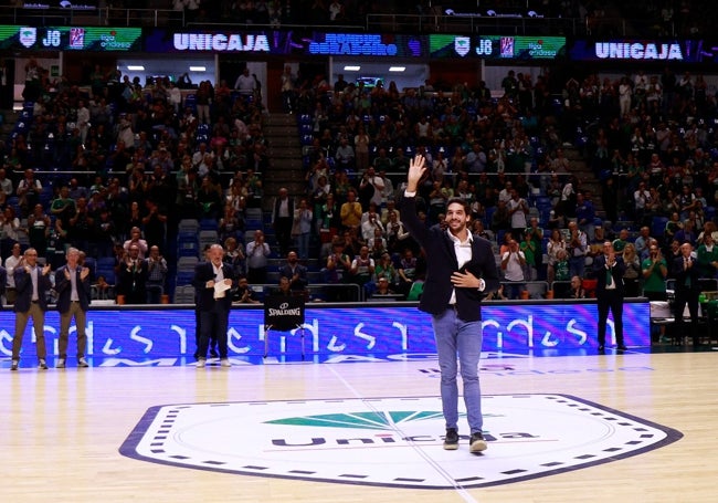 Pepe Pozas, ante la ovación de la grada del Martín Carpena.