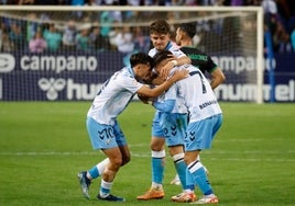 Larrubia y Dani Lorenzo felicitan a Haitam tras su gol.