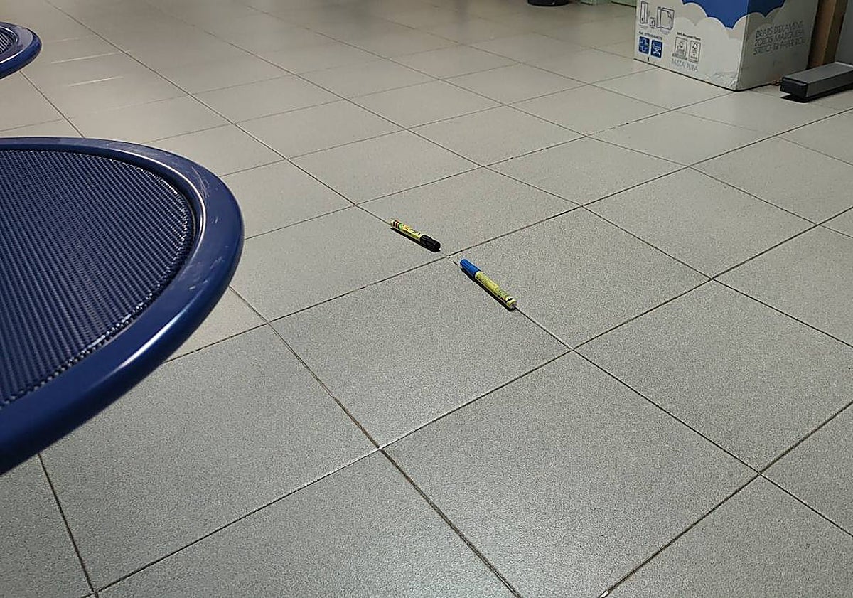 Imagen principal - El suelo afectado por las humedades, las aguas fecales y las cucarachas que aparecen cada día en el centro.