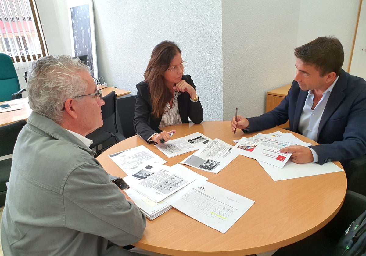 Acto de firma del convenio en el Ayuntamiento rinconero.