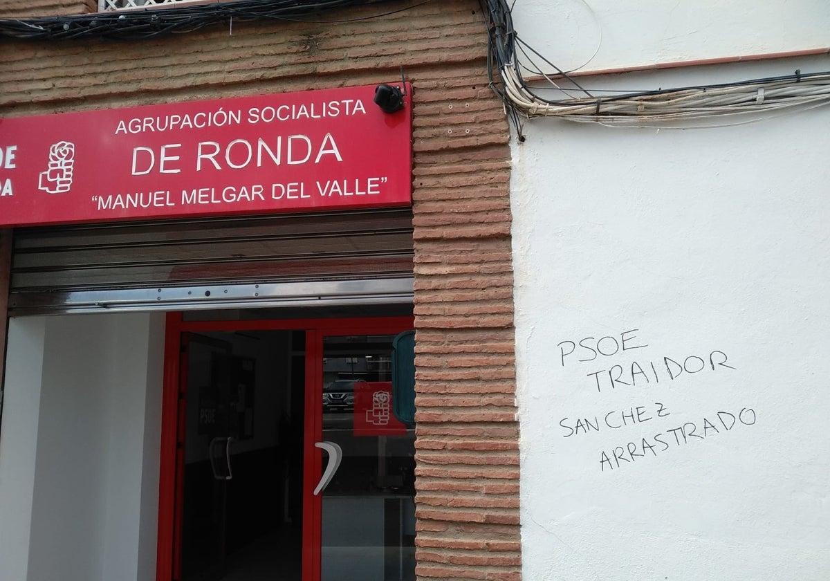 Pintadas en la sede socialista en Ronda.