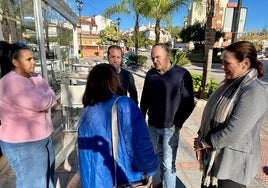 Los concejales atienden a los vecinos del barrio.