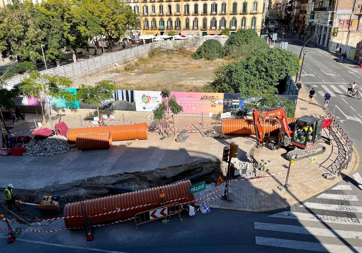 Se ha abierto una gran zanja en el acerado que se instaló el año pasado.