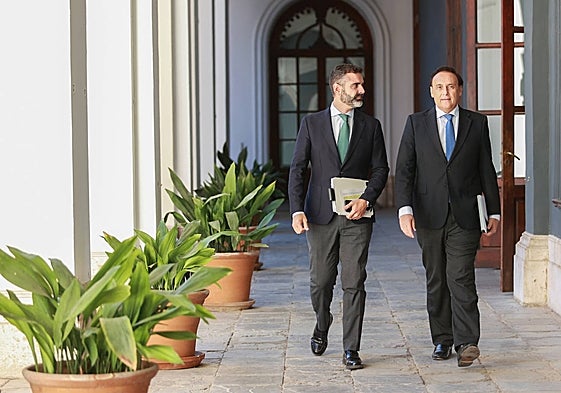 Los consejeros Ramón Fernández-Pacheco y José Carlos Gómez Villamandos, ayer tras el Consejo de Gobierno.