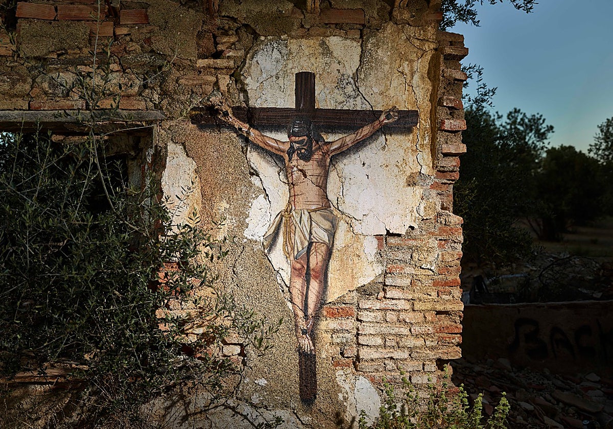 Intervención de Julio Anaya, con el Cristo del Amor sobre el muro de una casa en ruinas.