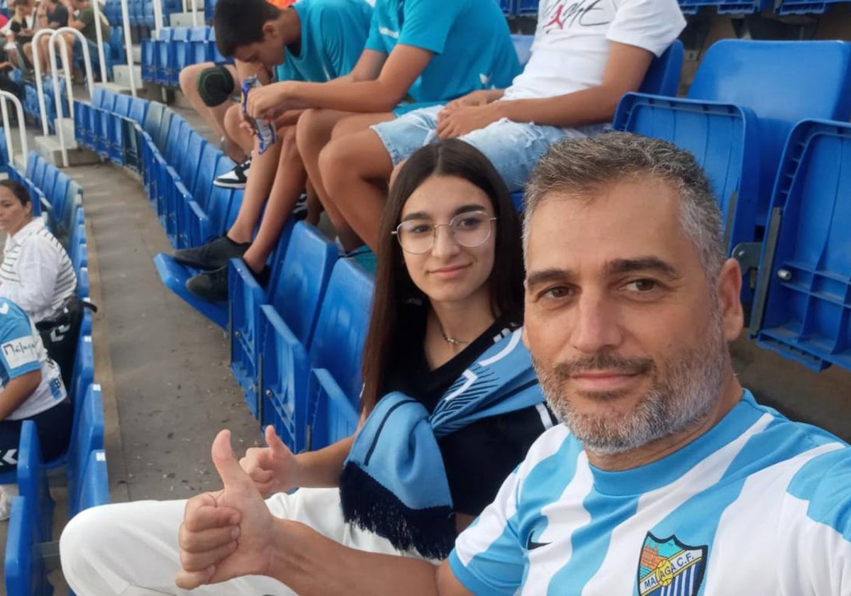 Sara y Miguel Rueda, en las gradas de La Rosaleda.