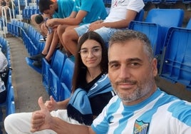 Sara y Miguel Rueda, en las gradas de La Rosaleda.