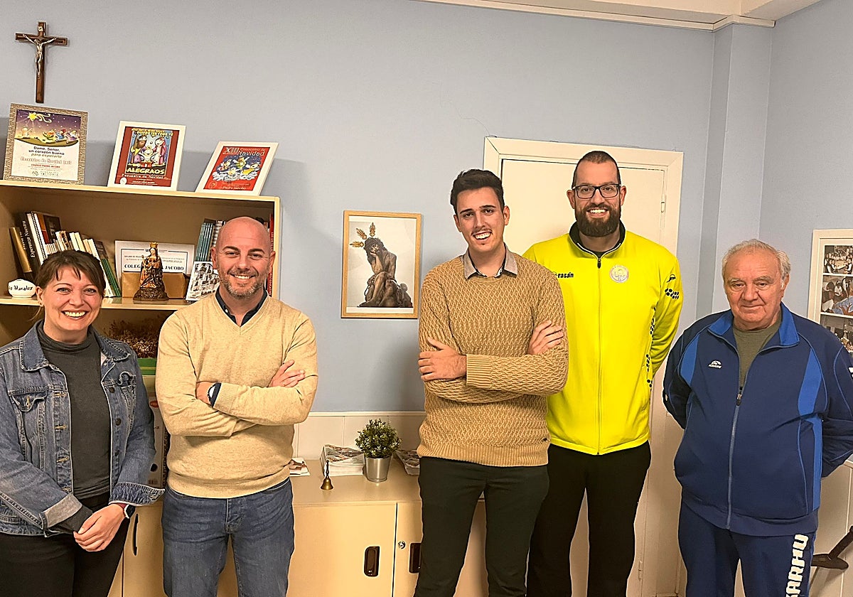 Miembros del colegio Padre Jacobo junto al hermano mayor de Humildad y Paciencia.