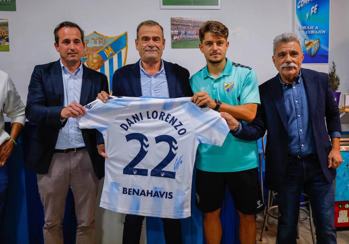 Imagen de la visita del Málaga a la peña de Marbella con el jugador Dani Lorenzo como protagonista.