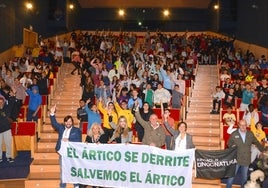 Alumnado de Torrox, en la exhibición del documental en el teatro municipal.