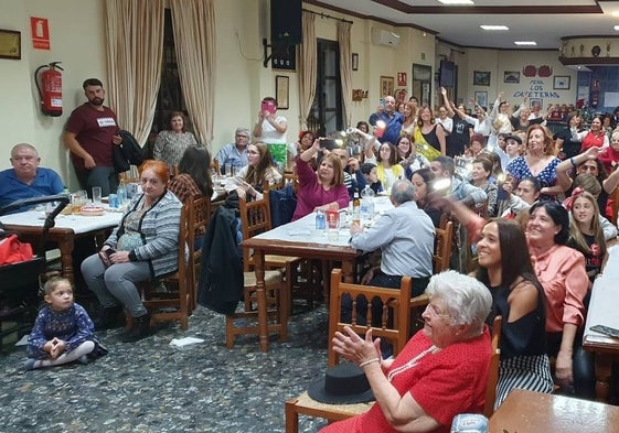 Un día cualquiera en la Peña Los Cafeteras de Pizarra.