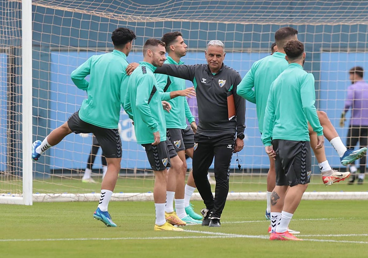 Pellicer, en un entrenamiento con algunos de sus jugadores.