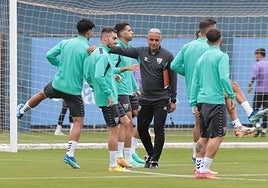 Pellicer, en un entrenamiento con algunos de sus jugadores.