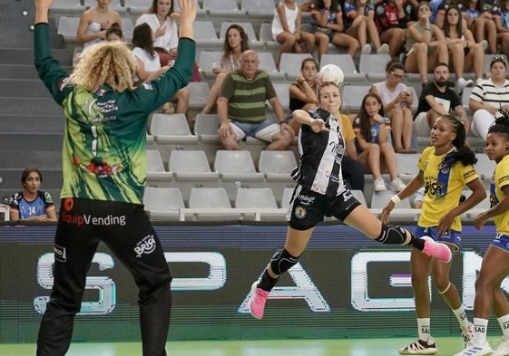 Isa Medeiros, tirando a puerta ante el Madeira, en la Supercopa Ibérica.