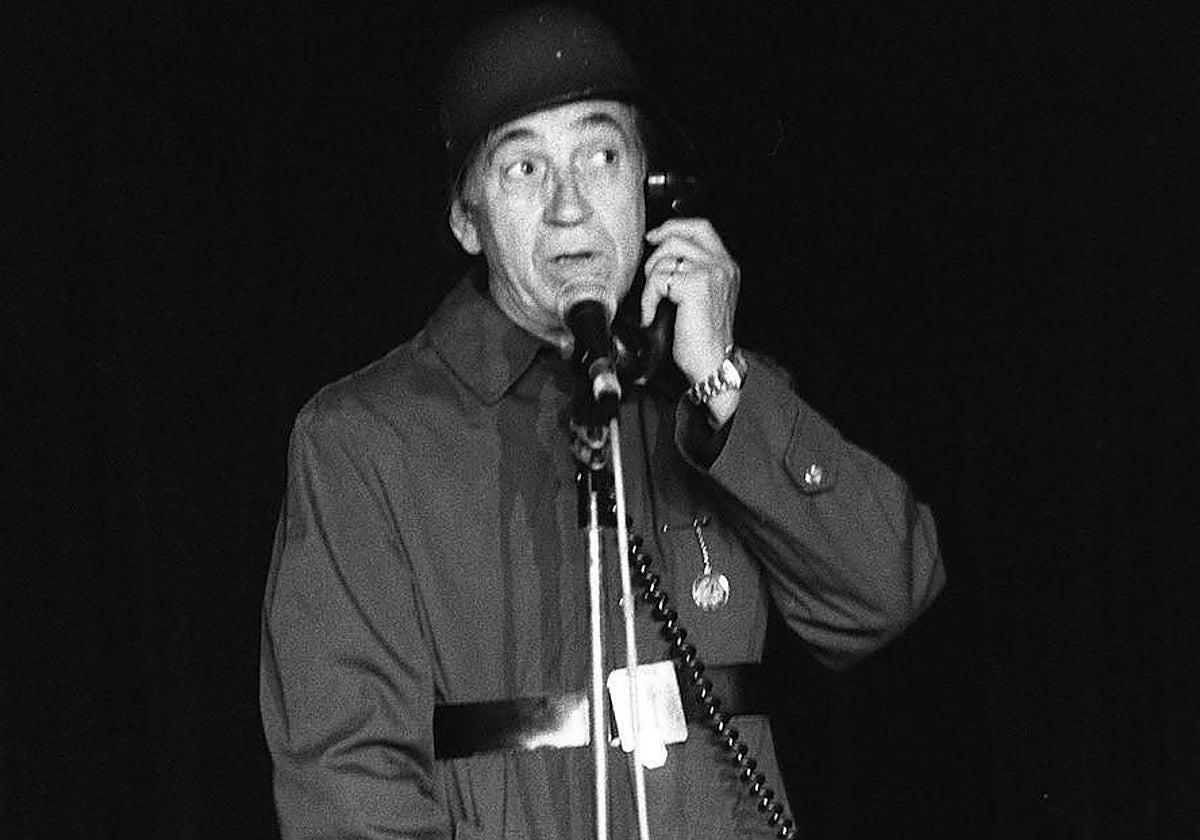 Miguel Gila, con su mítico teléfono, llamándo al enemigo.