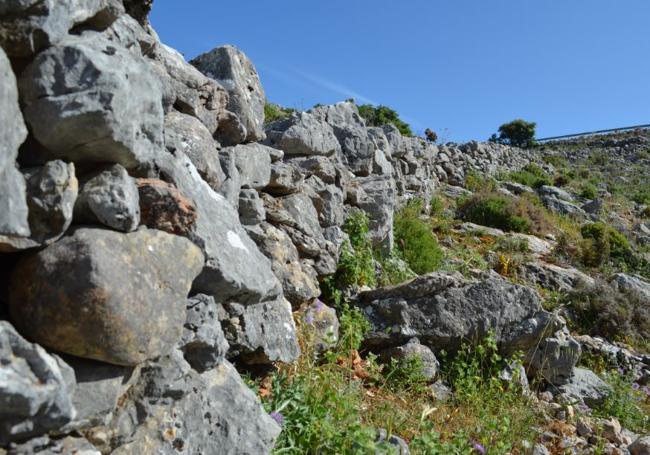 El muro de los franceses aún se conserva parcialmente en el entorno.
