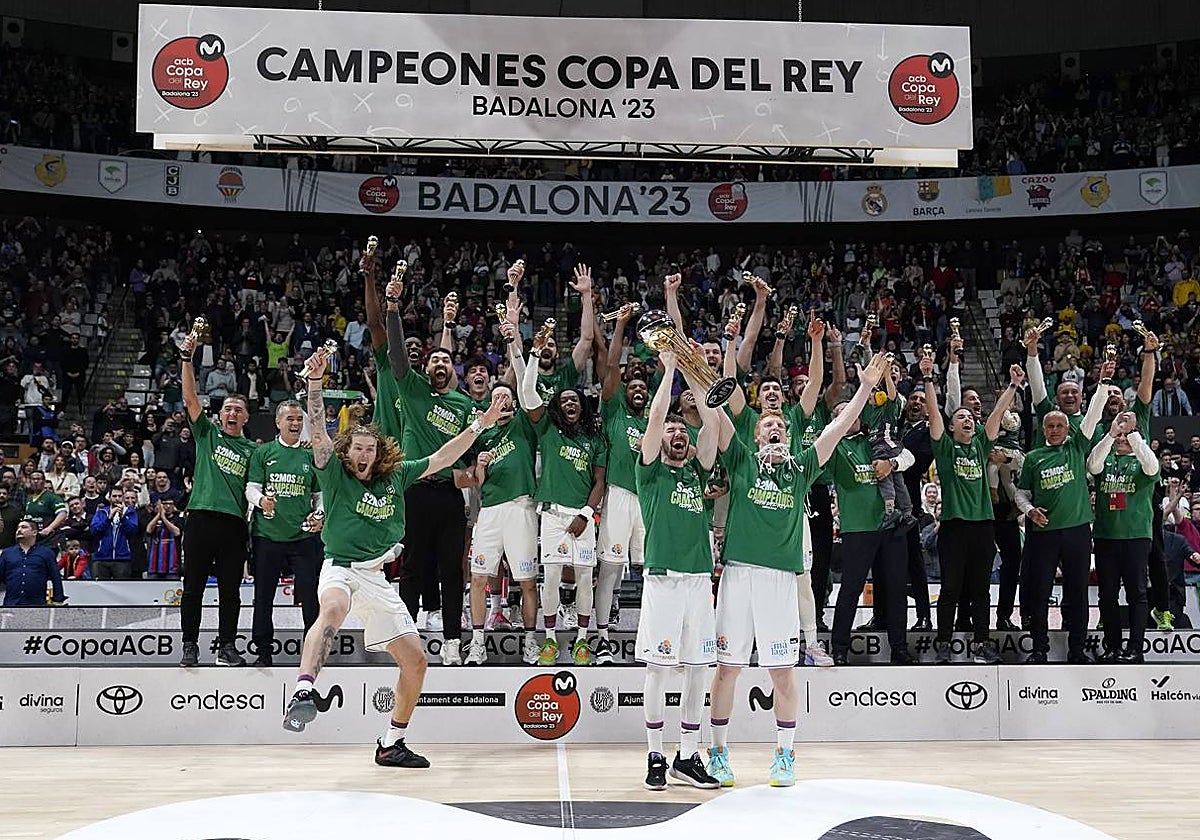 La plantilla del Unicaja celebra el título de Copa logrado en Badalona el pasado mes de febrero.