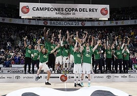 La plantilla del Unicaja celebra el título de Copa logrado en Badalona el pasado mes de febrero.
