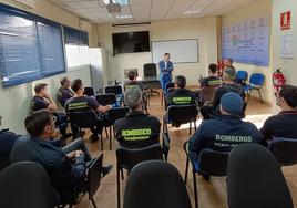 Reunión del alcalde con los bomberos de Benalmádena.