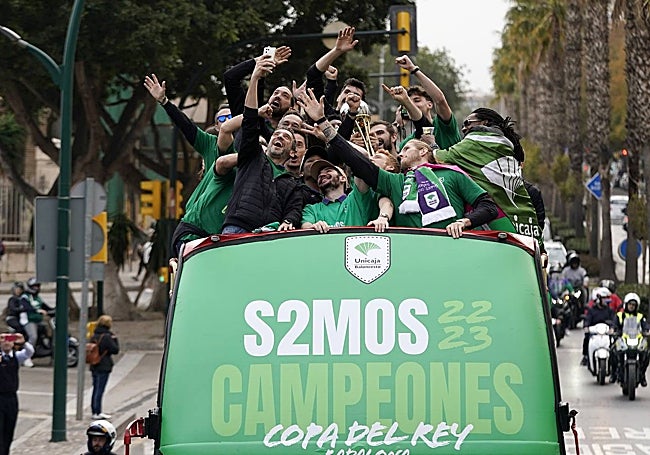 Los jugadores, durante la celebración del título por las calles de Málaga.