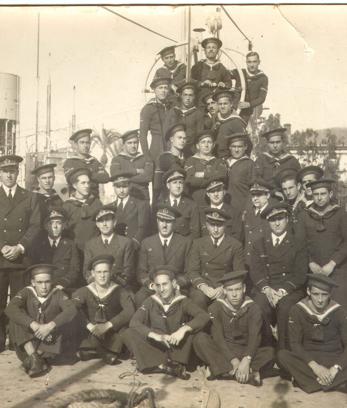 Imagen secundaria 2 - Arriba, el comandante del submarino Antonio Arbona y el jefe de la base en Málaga, Remigio Verdía. Abajo, a la izquierda, el submarino C-3 en Cartagena. A la derecha, tripulación del C-3.