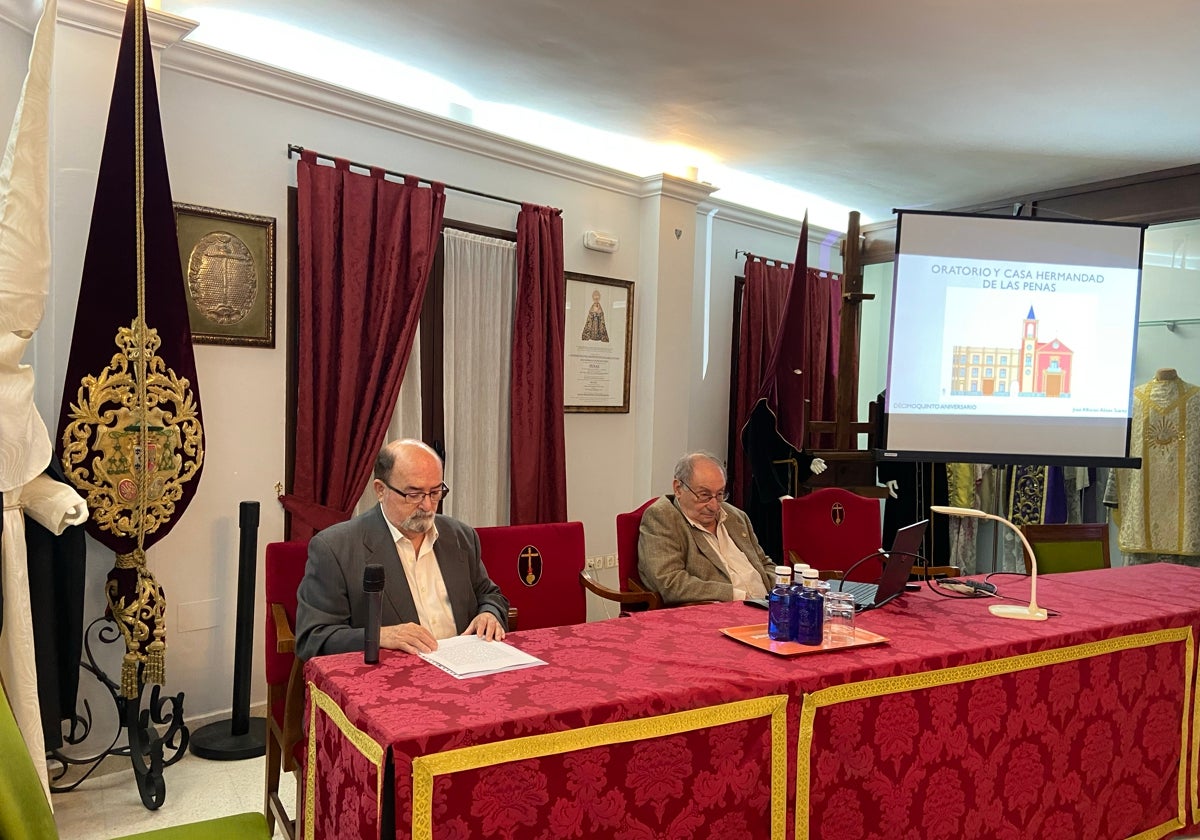 El consejero de la hermandad Jacinto Torres y el aparejador José Alfonso Siles durante el acto.