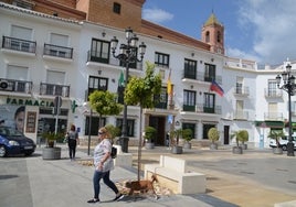 Fachada principal del Ayuntamiento torroxeño.