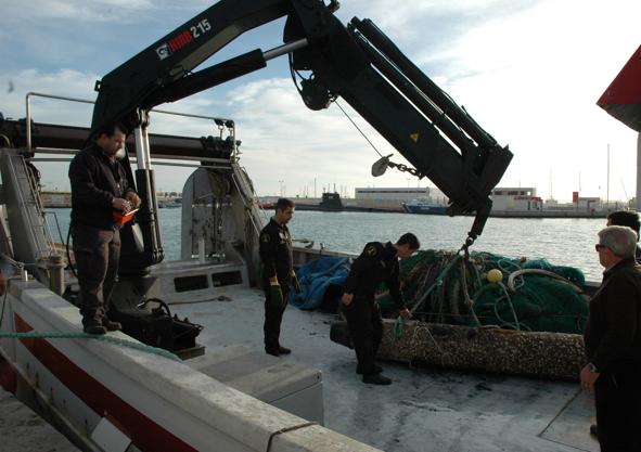 Imagen secundaria 1 - Arriba, el investigador José Luis Martín, junto al sónar de barrido lateral con el que han localizado el torpedo alemán que atacó el C-3. Abajo, a la izquierda, un torpedo G7 encontrado en Huelva hace años. A la derecha, plano y fotos del submarino. 