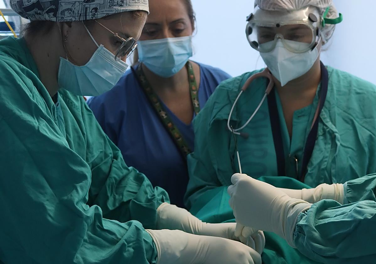 El papel de las enfermeras de una UCI es clave, como en el caso de esta traqueotomía