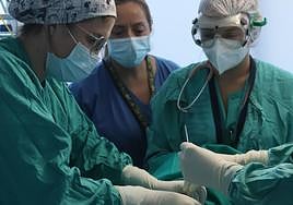 El papel de las enfermeras de una UCI es clave, como en el caso de esta traqueotomía