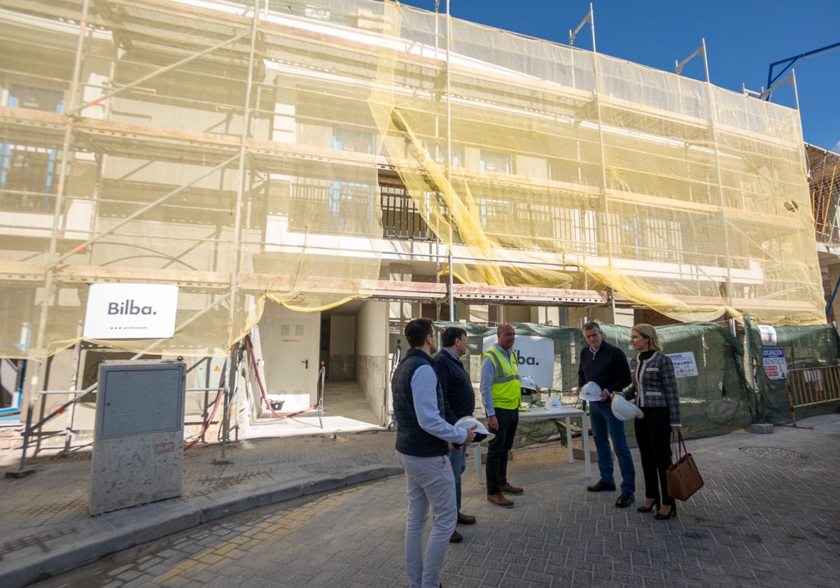 El alcalde y la concejala de Urbanismo, con técnicos en la obra de las viviendas sociales.