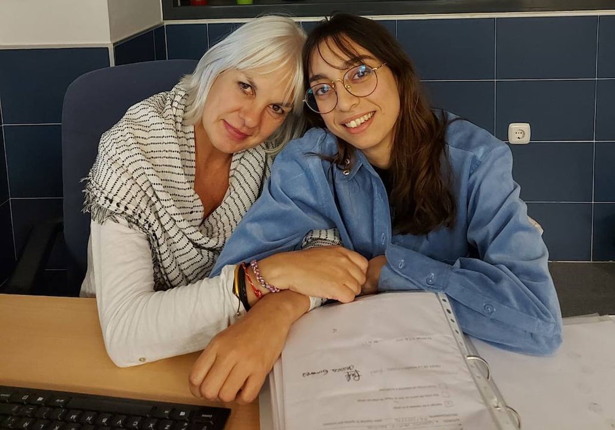 Manuela Díaz Sánchez y Fátima Zohra Aharez El Khabazi, juntas en las clases de refuerzo de Málaga Acoge.