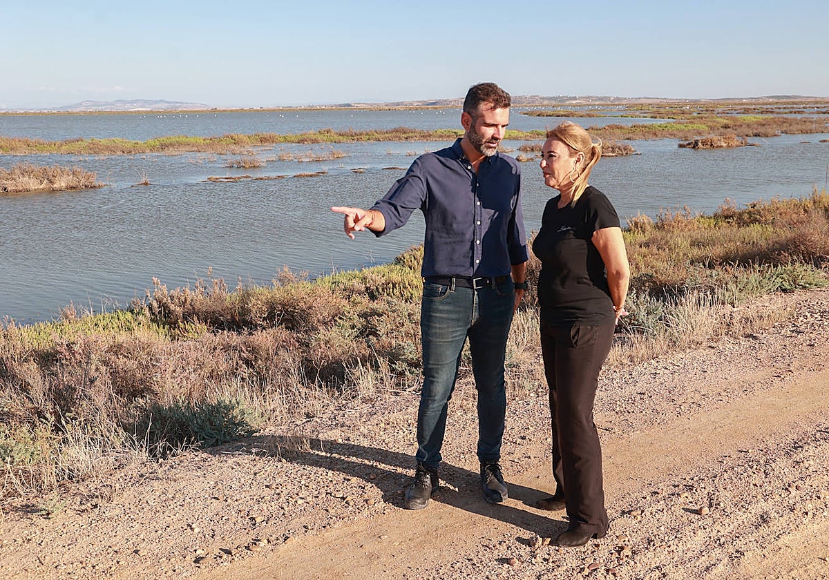 Los consejeros de Sostenibilidad, Ramón Fernández-Pacheco, y de Economía y Hacienda, Carolina España, en Veta La Palma.