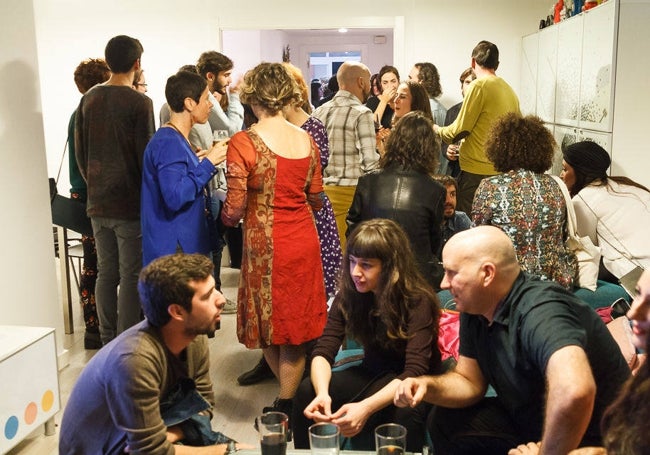 Ambiente en la casa durante la inauguración de las exposiciones
