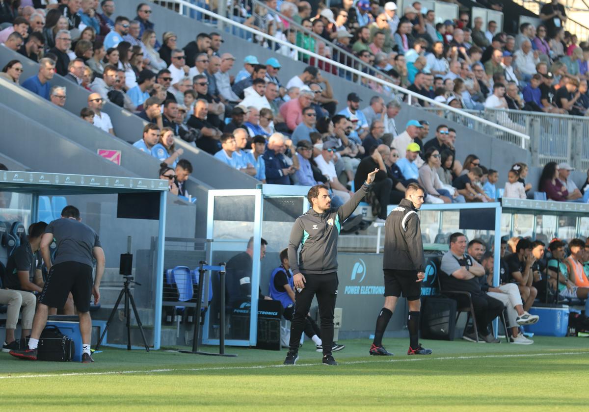 Manolo Sánchez, el segundo entrenador de Pellicer, volvió a ejercer en el área técnica porque el castellonse le quedaba un partido de sanción de su expulsión en Antequera.