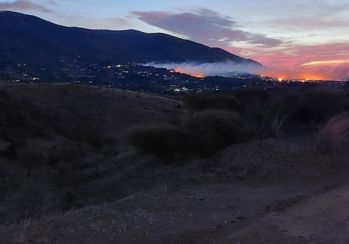 Declarado el nivel 1 por un incendio en Mijas: 300 vecinos desalojados y la A-387 cortada en ambos sentidos