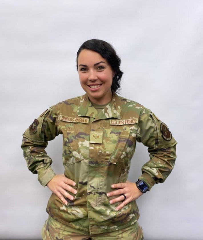 Imagen secundaria 2 - Marta Burgos saltando desde una avioneta; con su marido Adam James en una fiesta temática en Fort Liberty, y con su uniforme de la 'Air Force'.