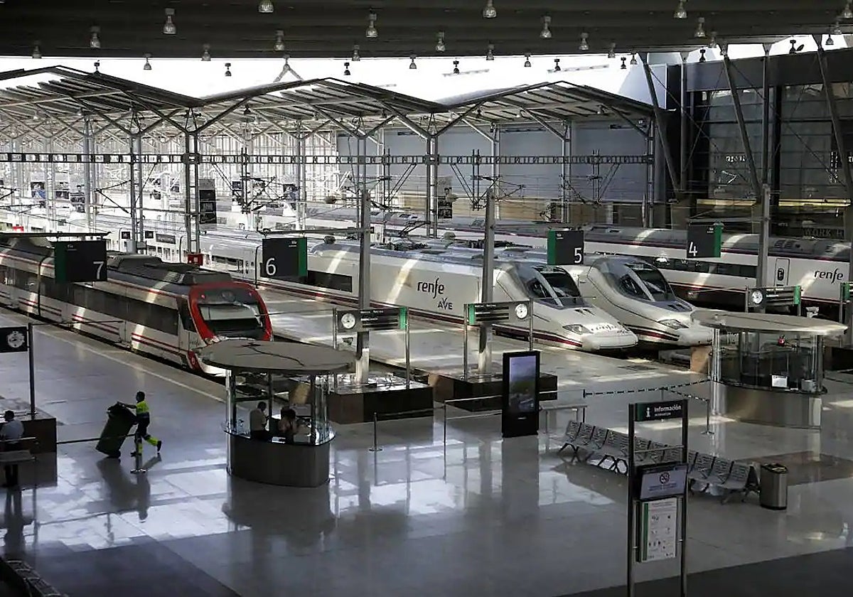 Trenes AVE de Renfe estacionados en María Zambrano.