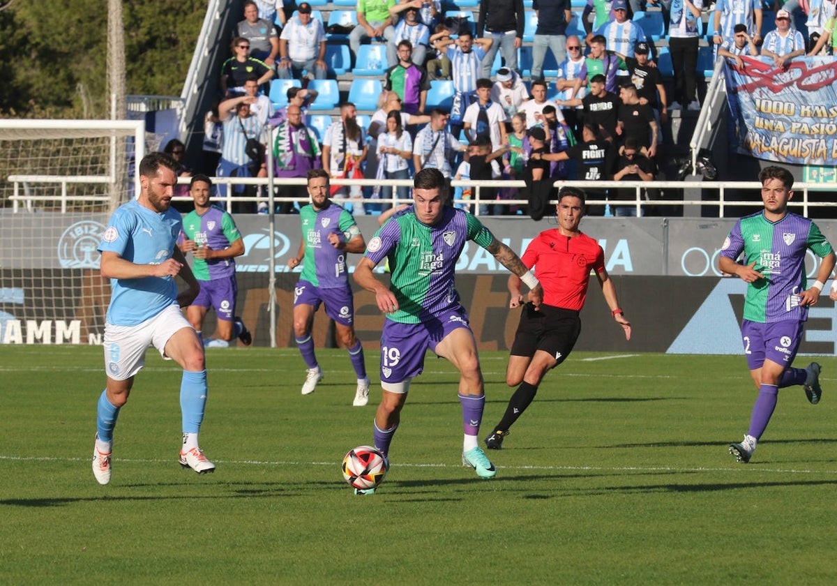 Un avance de Roberto en zona de tres cuartos ante Fausto Tienza en el duelo del domingo en Ibiza.