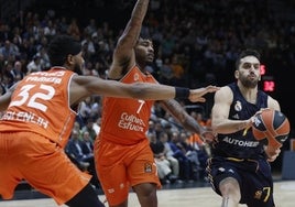 Campazzo avanza ante la defensa de Jones y Davies.