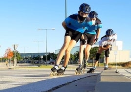 Algunos patinadores se ejercitan sobre la carretera del nuevo campus universitario, en la Ampliación.