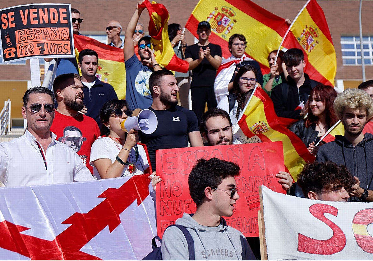 Alumnos de la UMA se manifiestan en las escaleras de la Facultad de Derecho.