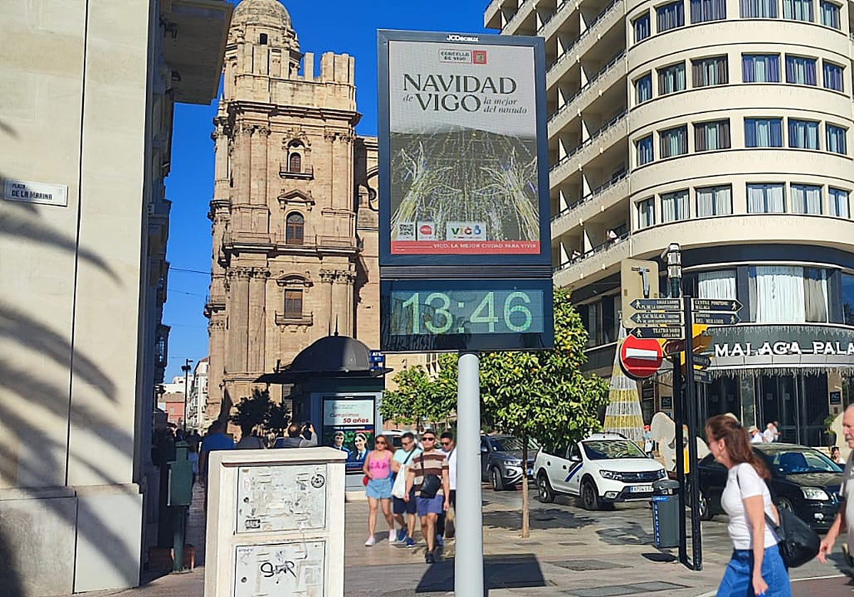 La Navidad de Vigo se anuncia en una marquesina cerca del hotel AC Málaga Palacio.