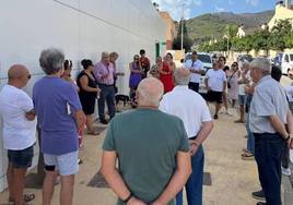 Reunión de los vecinos de la futura gasolinera con representantes del PSOE.