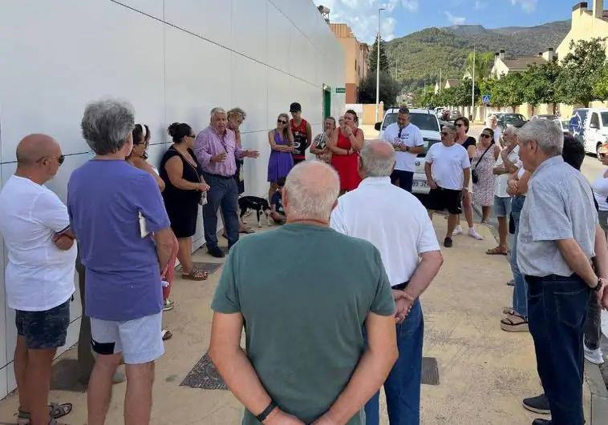 Reunión de los vecinos de la futura gasolinera con representantes del PSOE.