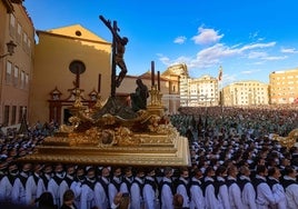 Salida del Cristo de la Buena Muerte y Ánimas el Jueves Santo.