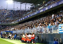 Imagen de la grada de Tribuna del estadio de La Rosaleda durante un partido.