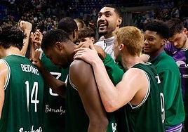 Lima celebra una victoria junto a sus compañeros al final de un partido.