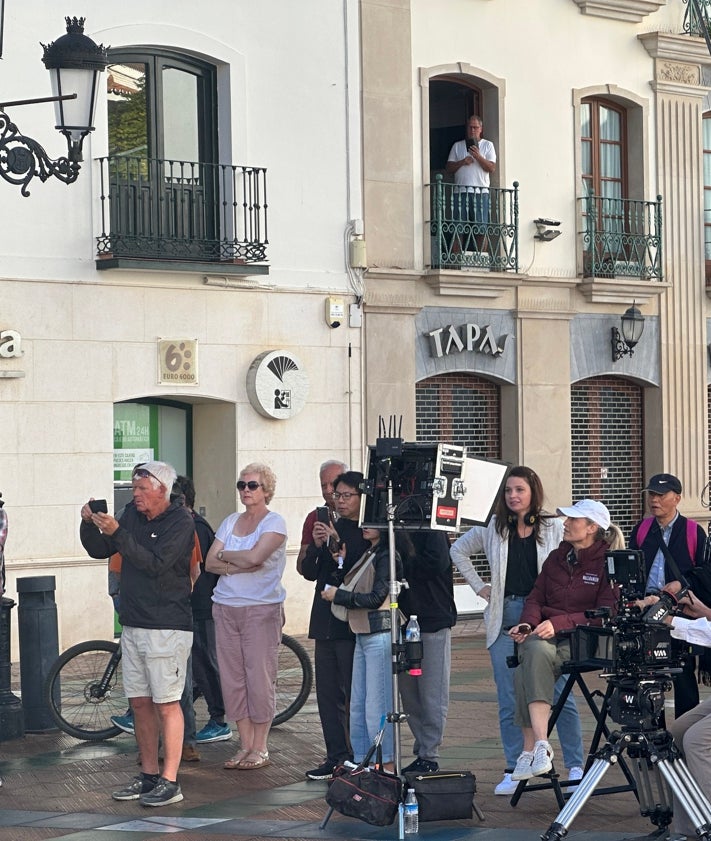 Imagen secundaria 2 - Tres imágenes del rodaje de la nueva película de Tosca Musk en Nerja.