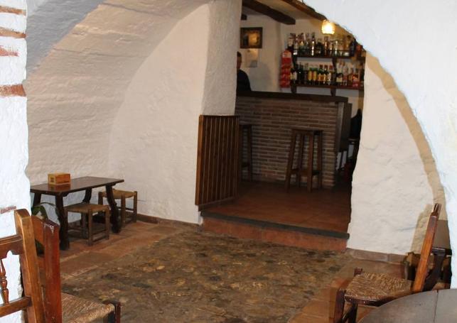 Bajo el suelo se encontró hace algunos años esta construcción con bóvedas que hoy es un bar
